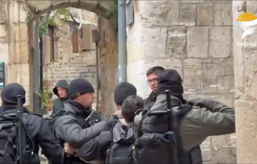 Thumbnail preview image for the video titled: Israeli police hide assault of worshippers at Al-Aqsa Mosque on Friday prayer in Ramadan