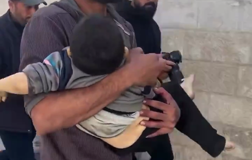Thumbnail preview image for the video titled: Father carries his little son murdered by Israeli shelling of Al-Shujaiya