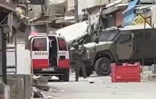 Thumbnail preview image for the video titled: Israeli soldiers obstruct the work of the Palestinian Red Crescent teams in Nablus