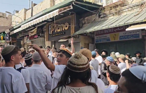 Thumbnail preview image for the video titled: Hundreds of supremacists teenagers singing in Old City to provoke Muslim residents
