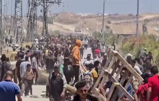 Thumbnail preview image for the video titled: Palestinians move in droves to aid distribution center near the Netzarim axis