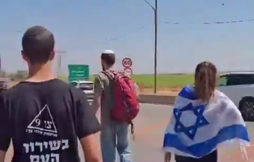 Thumbnail preview image for the video titled: Young Israelis continue blocking aid trucks