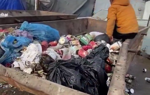 Thumbnail preview image for the video titled: Gaza's children are forced to search for scraps of food in garbage dumps