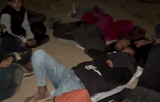 Thumbnail preview image for the video titled: On the night of Eid, hundreds of aid seekers sleep in the open awaiting the arrival of aid