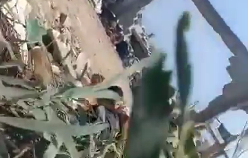 Thumbnail preview image for the video titled: Aid seekers take cover from unending gunfire from Israeli troops