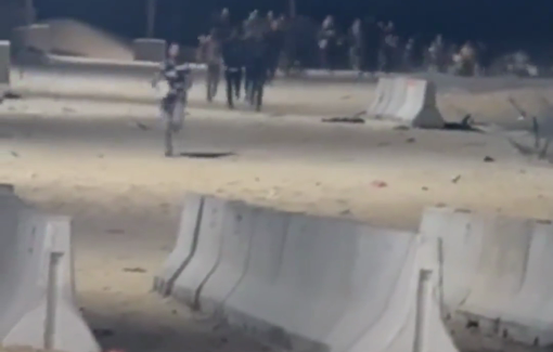 Thumbnail preview image for the video titled: Footage of chaotic aid "distribution" by the GHF in its first two weeks