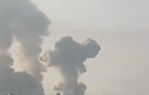 Thumbnail preview image for the video titled: Smoke billows over Al-Zaytoun amid intense Israeli assault