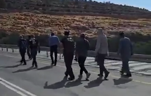 Thumbnail preview image for the video titled: Settlers and police prevent residents from returning to their homes in Jorat al-Khalil despite court ruling in their favor