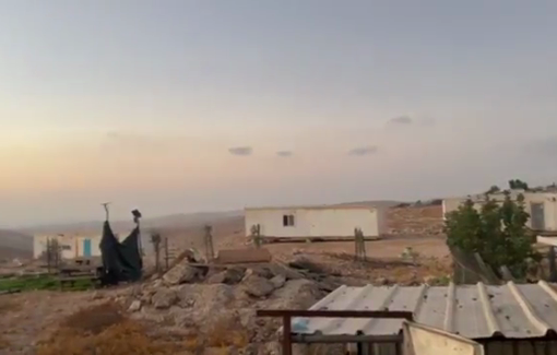 Thumbnail preview image for the video titled: Settlers place their mobile homes just a few meters from the houses of the village of Umm al-Khair