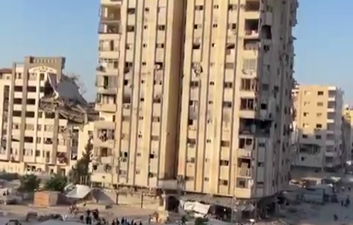 Thumbnail preview image for the video titled: Families forcibly evacuate Makka Tower after Israel bombing threat