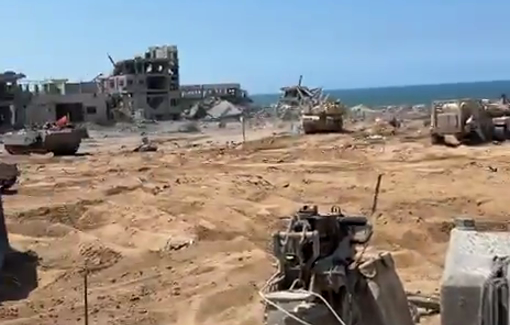 Thumbnail preview image for the video titled: Israeli tanks and bulldozers entered Gaza City