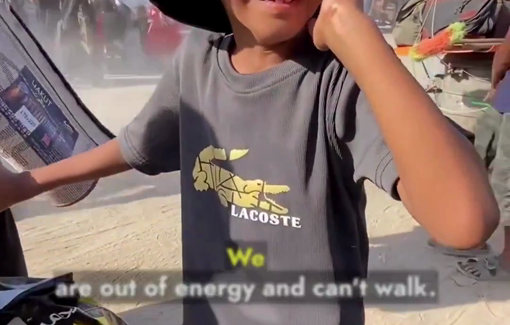 Thumbnail preview image for the video titled: Displaced family exhausted and still has to walk dozens of kilometers to reach the south