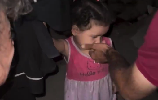 Thumbnail preview image for the video titled: Journalist Saleh Jafarawi comforts children afraid of Israel's bombing of Gaza City