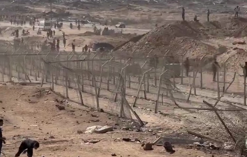 Thumbnail preview image for the video titled: Palestinians dismantle the GHF's abandoned Netzarim site (SDS4)