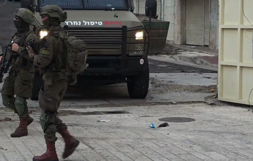 Thumbnail preview image for the video titled: Israeli soldiers and settlers raided the Old City of Hebron, like every Shabbat, suffocating daily life and the economy