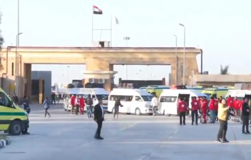 Thumbnail preview image for the video titled: Moments of the arrival of the first group of Palestinians returning from Egypt to the Gaza Strip
