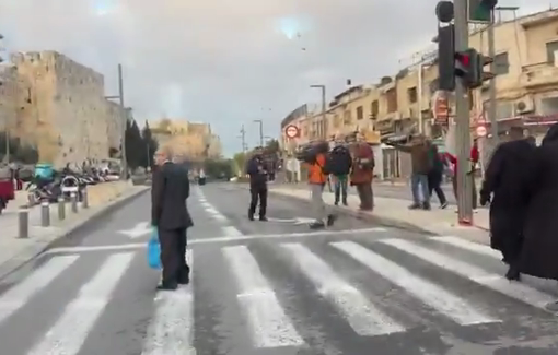 Thumbnail preview image for the video titled: Israeli police attacked Palestinians, gathering to pray outside Jerusalem’s old city