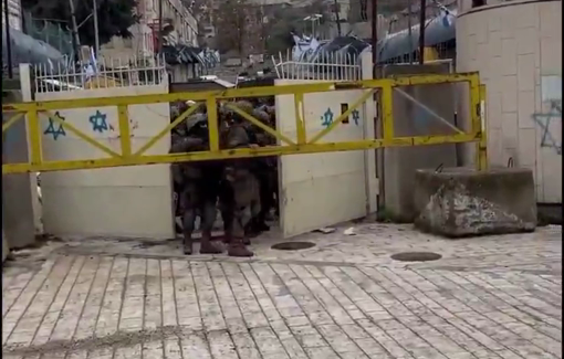 Thumbnail preview image for the video titled: Israeli troops raided the Old City of Al-Khalil/Hebron on January 10