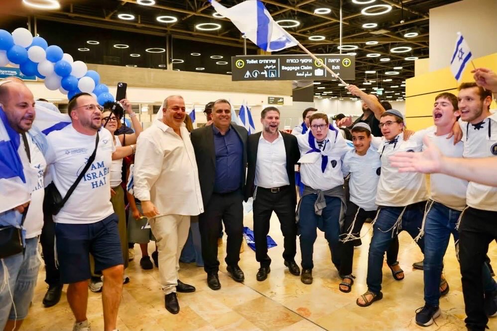 Thumbnail preview image for the video titled: Israeli ministers welcome 230 new settlers from France