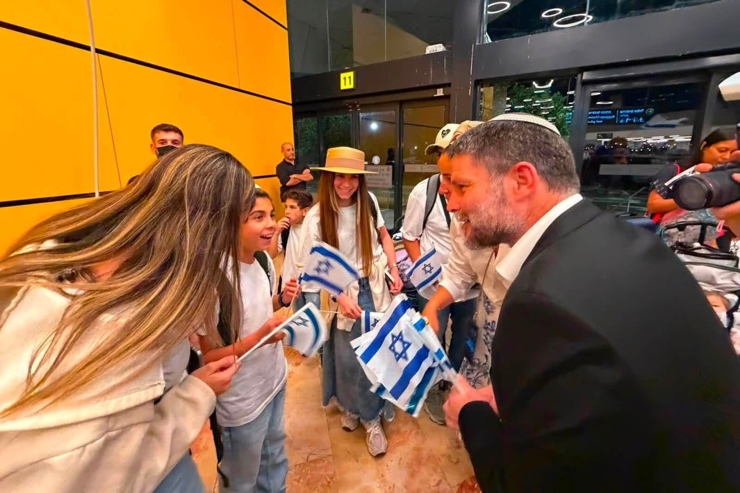 Thumbnail preview image for the video titled: Israeli ministers welcome 230 new settlers from France