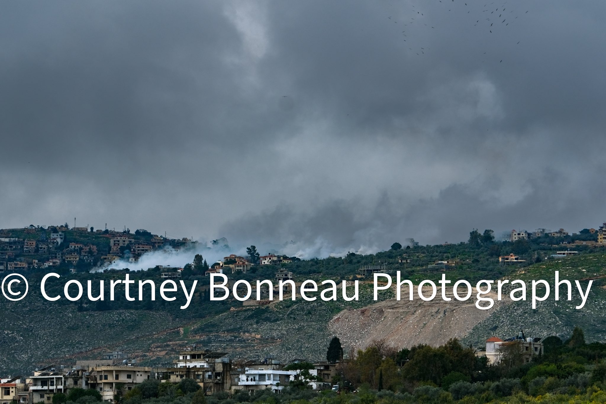 Thumbnail preview image for the video titled: Israeli army using white phosphorus in the town of Khiyam