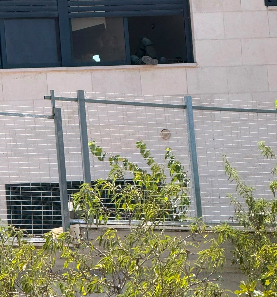 Thumbnail preview image for the video titled: Israeli army seized the Palestinian house in Qusra without evacuating the settlers besieging it