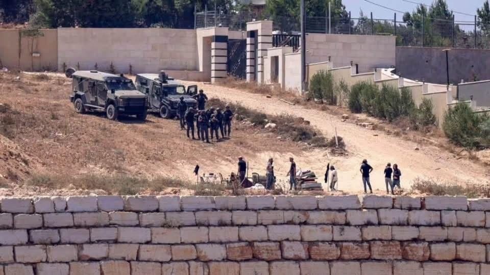 Thumbnail preview image for the video titled: Augustus 13, 12:00 Israeli soldier talk with settlers besieging three Palestinian homes in Qusra