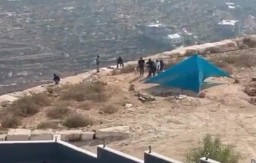 Thumbnail preview image for the video titled: Settlers rebuilt the tent in front of the besieged homes in Qusra as soon as the army withdrew