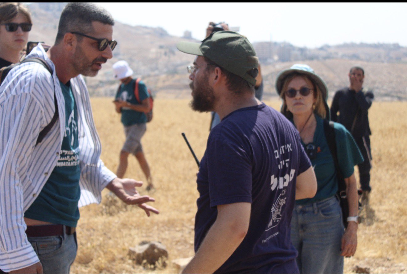 Thumbnail preview image for the video titled: A group of settlers rushed to the scene at the sight of this “intolerable” spectacle: peace flags and a Palestinian flag