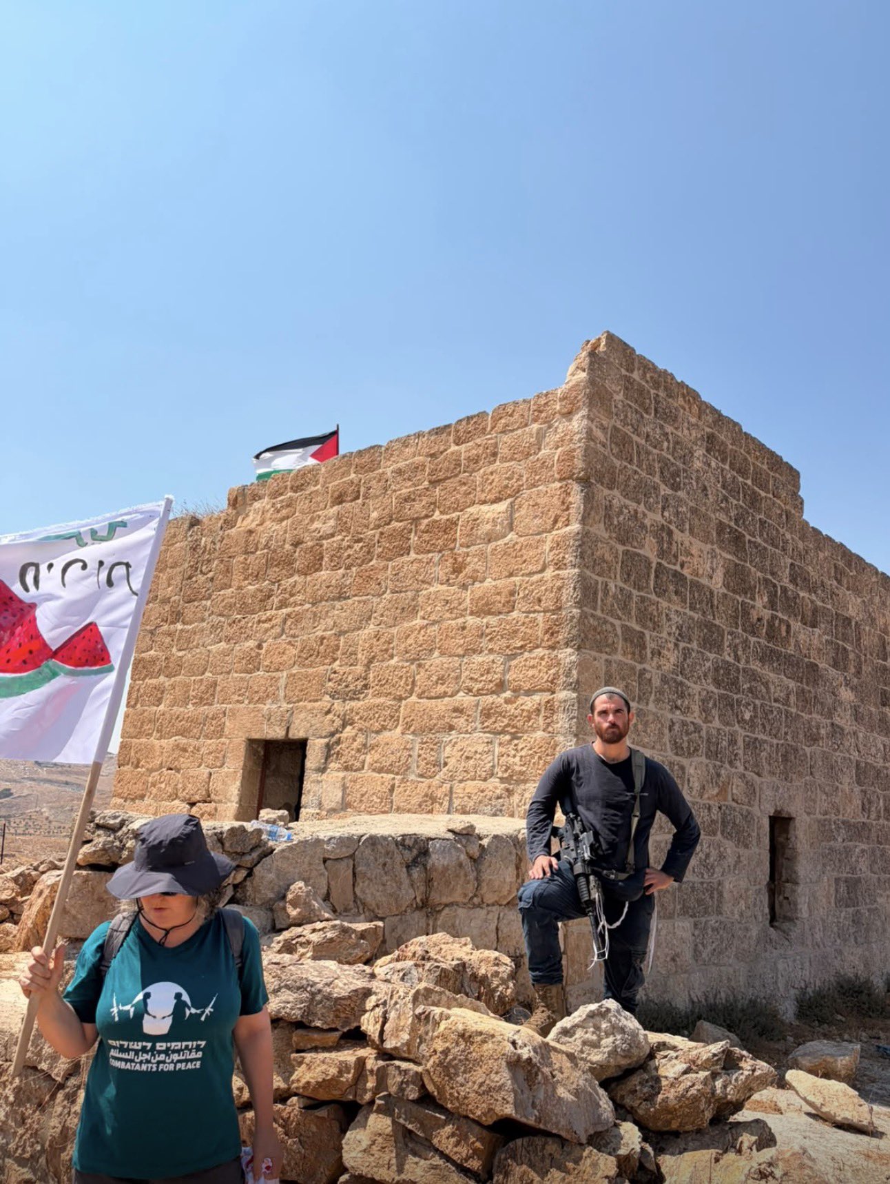 Thumbnail preview image for the video titled: A group of settlers rushed to the scene at the sight of this “intolerable” spectacle: peace flags and a Palestinian flag