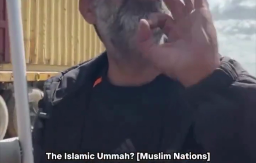 Thumbnail preview image for the video titled: A Palestinian explodes in anger during the burial of the bodies of 47 Palestinians returened by Israel through the Kerem Shalom crossing