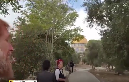 Thumbnail preview image for the video titled: Rabbi Yehuda Glick desecrates Al-Aqsa mosque leading prayers for Israeli prisoners