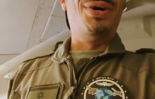 Thumbnail preview image for the video titled: French-Israeli plumber Benjamin Shmouel Sisse appears with a missile on which he inscribes “Mélenchon” and “LFI”